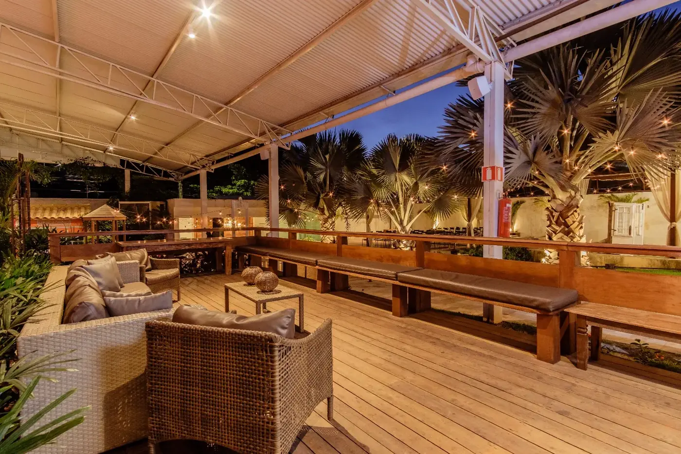 Deck do Vila Verde preparado para receber convidados no fim da tarde